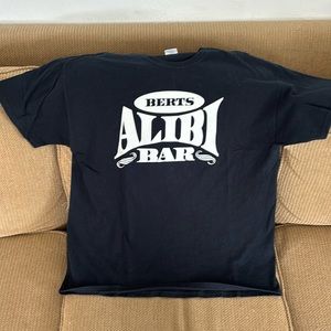 Vintage men’s Bert’s Alibi Bar t shirt, black (Mountain View, CA)